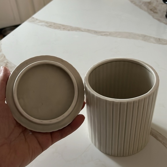 Beautiful seashell topped Fitz and Floyd canister - Picture 2 of 6